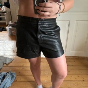 Skinn shorts - Säljer mina snygga skinn shorts från bikbok i medelhög midja 💖🙏🏽