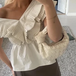 Bottega veneta - Intressekoll på min bottega veneta väska, tecken på användning. Har dessvärre inga äkthetskapsbevis men köpt på Vestiaire collective för 3,1! 