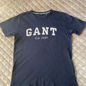 T-shirt från Gant för barn, storlek 146/152 i nyskick säljes. 