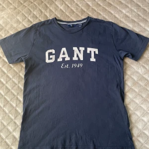 Gant t-shirt barn - T-shirt från Gant för barn, storlek 146/152 i nyskick säljes. 