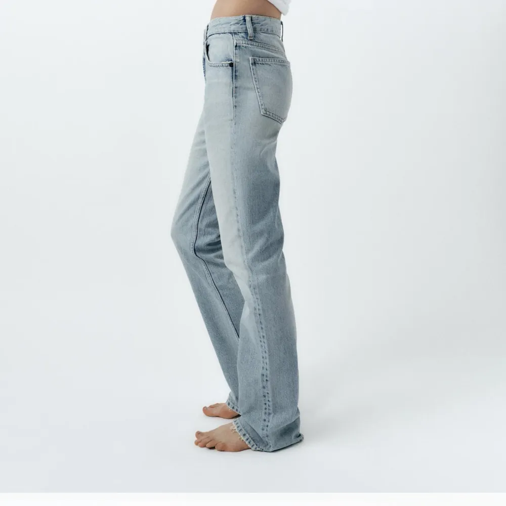 Säljer helt oanvända jeans från zara Endast testade. Då dom tyvärr inte passade mig. Även helt slutsålda. . Jeans & Byxor.