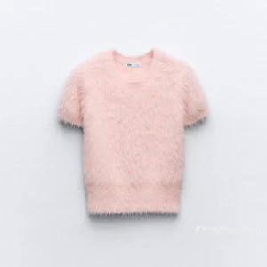 Kortärmad stickad tröja från zara - Har samma som på första bilden fast k ljusgrå. Använd endast 3 gånger. Original pris 349kr. Kom privat för fler bilder🤍 