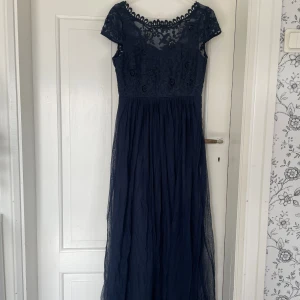 Mörkblå klänning - Nyskick - använd en gång och har inga märken eller skador.