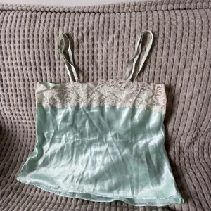 Satin linne med spetts - Fint sommrigt linne med spetts