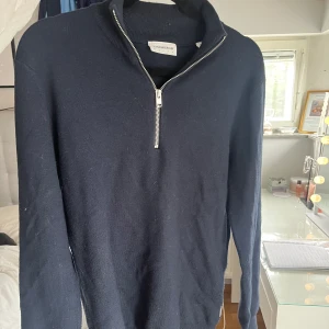 Half zip - En superfint tröja från Lindberg. Köpt för 700kr. Väldigt bra sick.