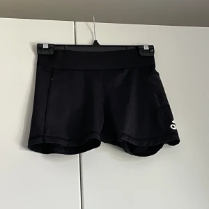 Träningsshorts  - Träningsshorts i storlek S, använda fåtal gånger så i gott skick.