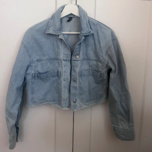 Jeans jacka  - Säljer denna croppade jeansjacka från H&M då jag aldrig använder den längre💓