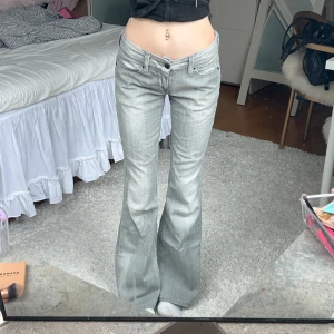 Lågmidjade Bootcut jeans Levis  - Gråa jeans från Levis Special edition alltså ovanligare och svårare att få tag på!!, fint skick! Innerbenslängd: 77 midjemått:35. Vill du köpa trycker du på köp nu, jag postar inom 24h