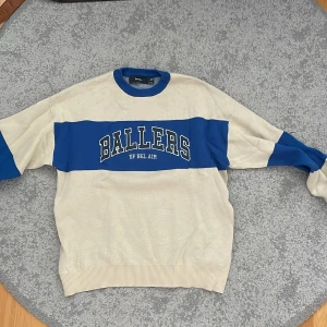 Tröja - Storlek S, funkar även på M. Använt väldigt lite men lite nopprig pga tvätt. 