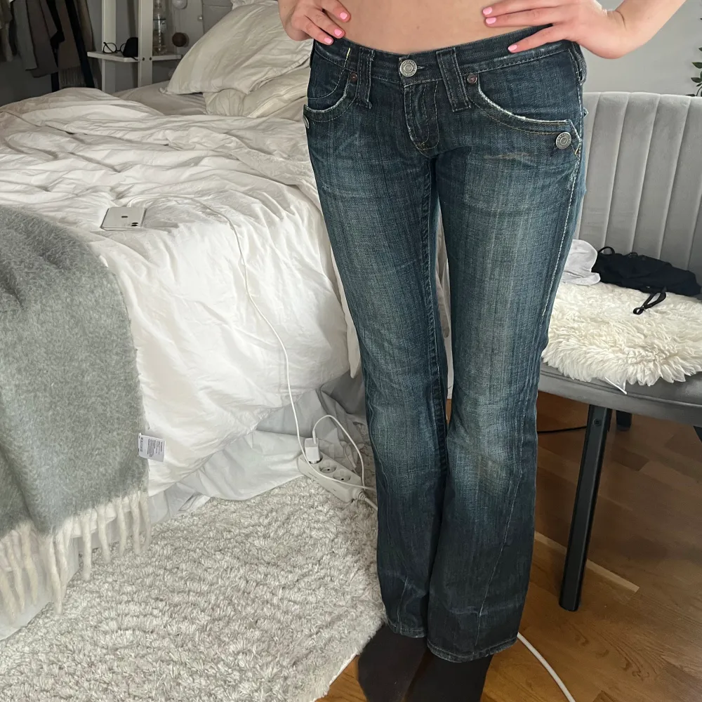 Säljer dessa jeans pga dom var lite små på mig! Jag är 170cm och dom är lite långa på mig. Hon som bär jeansen på bilden är 179cm! Dom är helt oanvända. Köpta här på Plick💞 hör av er vid frågor!❤️. Jeans & Byxor.