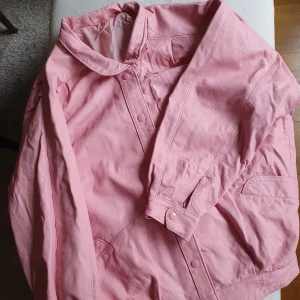 Rosa skinnjacka st M/L - Superfin skinnjacka i rosa som är perfekt till våren och sommaren. Fint oversize på mig som är storlek S/M. 