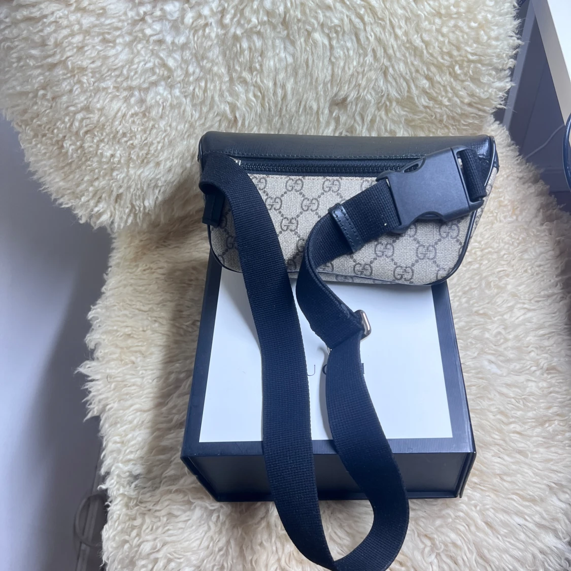 Gucci magväska - 90