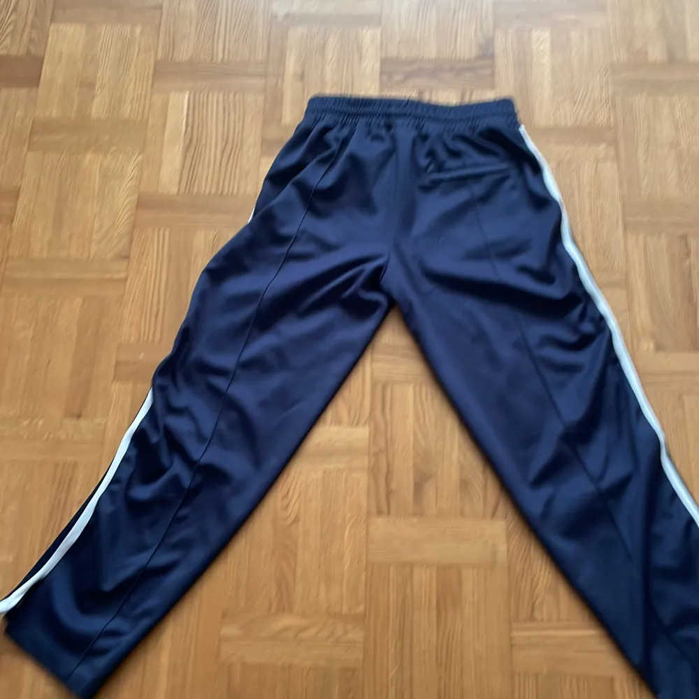 Arigato byxor, bra skick, har använts sparsamt. Ny pris 1800. Köpt från Arigatos hemsida, köparen står för frakten. Jeans & Byxor.