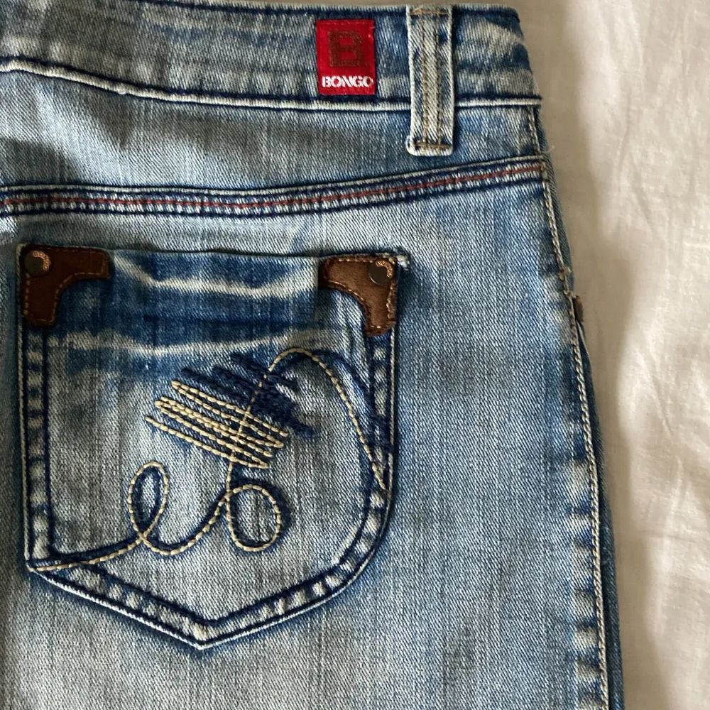  Super snygg lågmidjad jeans kjol med fina detaljer. Coola fickor med unika söm och äkta läder detaljer🌟   . Kjolar.