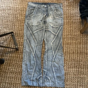 Skeleton jeans - Ännu ett par tvär feta brallor från märket skeleton med lite flared passform, köpta för ungefär 1 och ett halvt år sedan men fortfarande nykvalitet😉