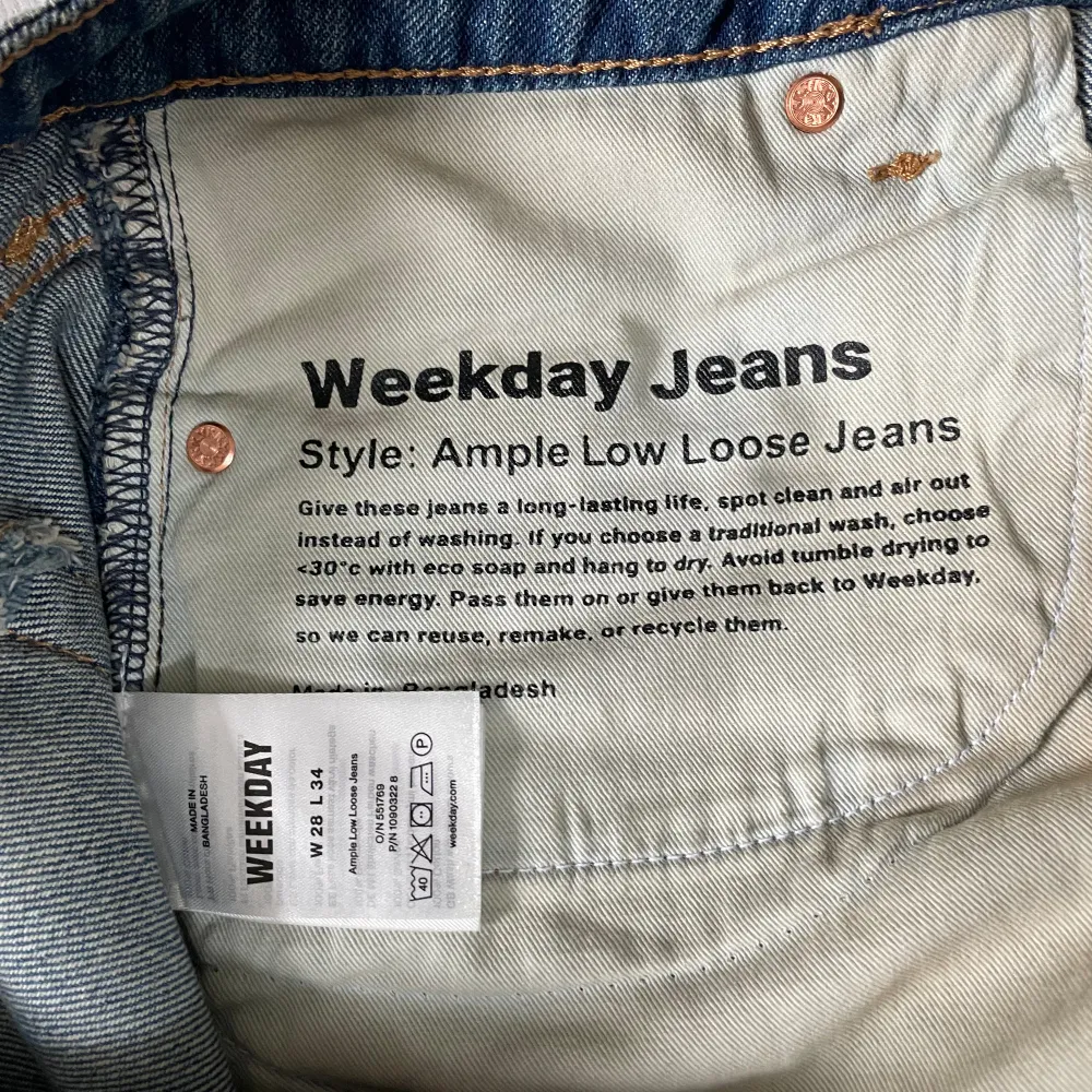 Säljer mina weekday jeans eftersom dem inte kommit till användning lika mycket som jag hoppats. Köpte dem i butik och sen dess har dem bara vart användna ca 6 gånger.  Ingenting fel på dem förutom lite slitet i ändarna💕  Style: ample low loose jeans . Jeans & Byxor.