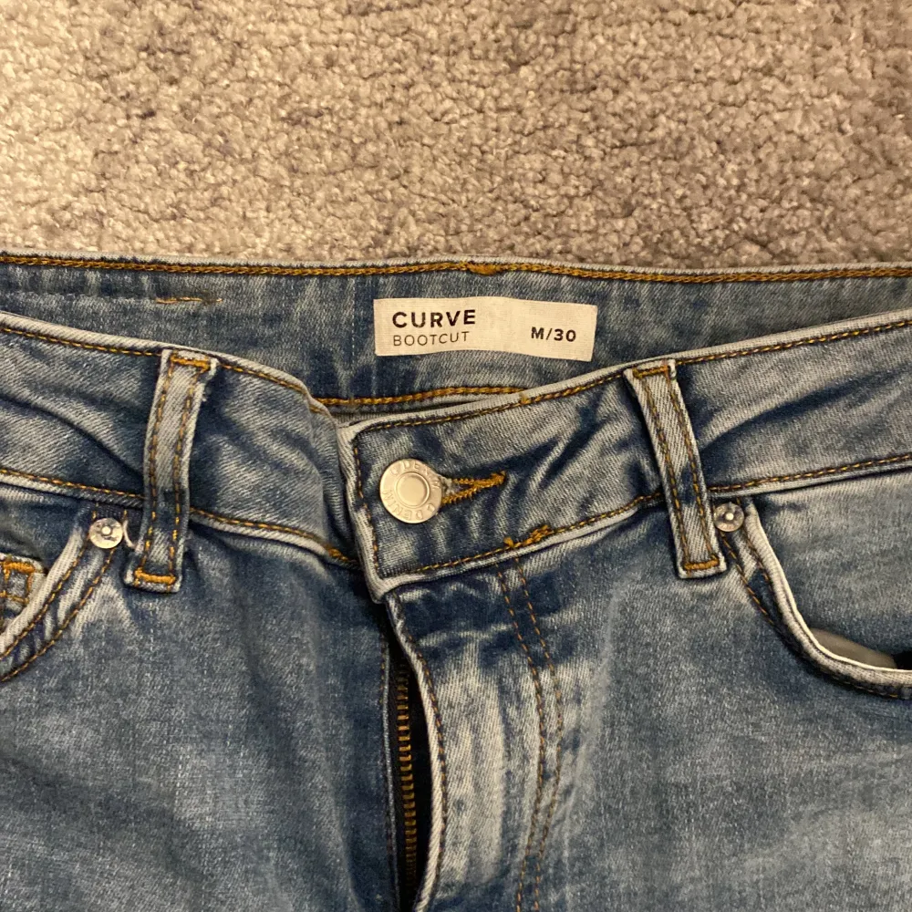 Ett par blå jeans som är i bra skick🩷. Jeans & Byxor.