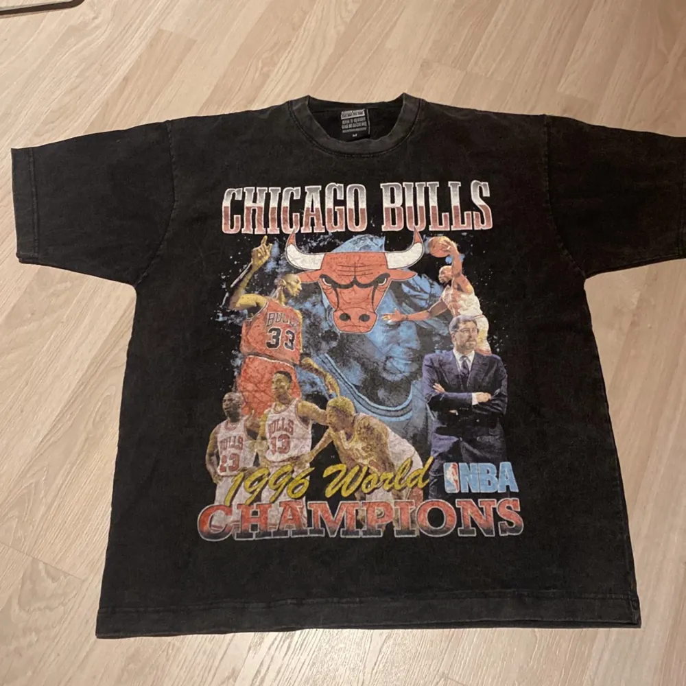 Graphic tee från säsongen 1996 då Chicago Bulls vann NBA. Spelare som Jordan, Pippen och Rodman är med på trycket. Sitter som en oversized M. . T-shirts.