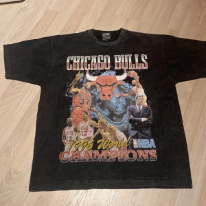 Chicago Bulls graphic tee - Graphic tee från säsongen 1996 då Chicago Bulls vann NBA. Spelare som Jordan, Pippen och Rodman är med på trycket. Sitter som en oversized M. 