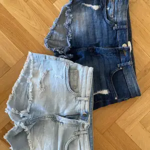  Säljer dessa skit snygga Jeanshorts båda är lowaist!!! En för 300 eller båda för 500! 