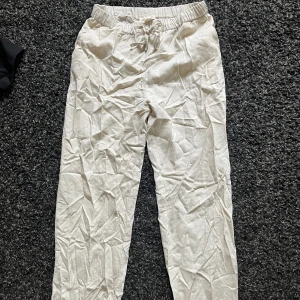Linnebyxa  - Säljer dessa linnebyxor då dom inte sitter som jag vill. Aldrig använda endast testade. Märket är Pull & Bear i storlek S. (Skrynkliga på bilden men snyggare när man stryker dom) passar i längden för mig som är 171cm. Köparen står för frakten 