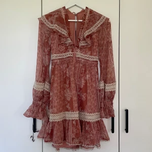 Sommarklänning  - Supersöt sommarklänning från ASOS🌸 använd 3 gånger och i superbra skick. Den är öppen i ryggen och har många söta detaljer. Säljer eftersom den inte används💕 nypris 800kr