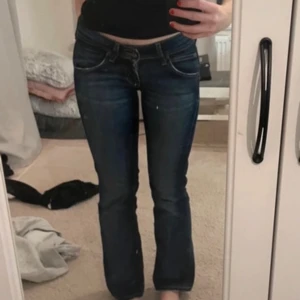 Lågmidjade jeans - Super fina lågmidjade mörkblåa jeans. Säljer vidare då dom tyvärr inte passa mig (lånade bilder). Fint skick förutom slitningar/hål vid hälarna. Pris går att diskutera vid snabb affär💗💗