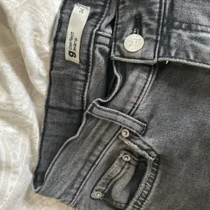 man ser ej det på bilderna men dem är lågmidjade gråa bootcut jeans jätte fina finns en skada på lappen där bak men inget synligt, lite slitna på baksidan av utsvänget vilket man ser på nån av bilderna men annars inget fel. nypris : 600 säljer: 370