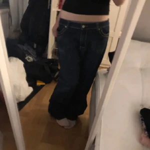 Baggy jeans  - Mörkblå baggy byxor 💕 innerbenslängden 83,5 cm, ytterbenslängden 106 cm, midja 40 cm 💕(fler in colletion) 