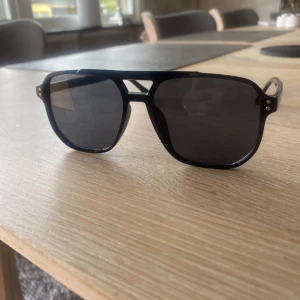 Grischglasögon - Hej säljer mina solglasögon använda endast en gång så inprincip helt nya. Skriv för fler frågor och bilder vid intresse😃(Priset är ejj hugget i sten)