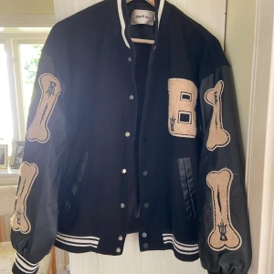 Baseballjacka m skinn - Köpt på garageloppis. Riktigt frän jacka. Har aldrig kommit till användning men riktigt cool. 