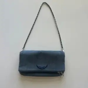 Jättefin Zadig väska i färgen blå och materialet mocca. Använd fåtal gånger! 