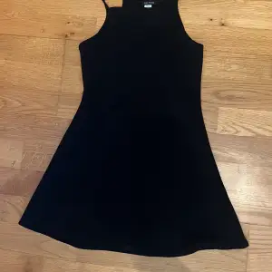 En svart klänning som är i väldigt bra skick. Märket är River Island och köpt för ca 399kr men säljer för 39kr. På klänningen står 7-8 år men jag som är s/xs kan ha på den men då blir det som en tajt klänning. 