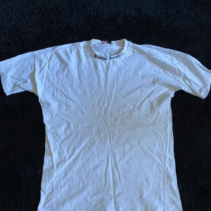 Palm angels t-shirt - Inga skador superfin och skön märkes t-shirt i använd skick, kan vara lite oversize men de gör den super skön