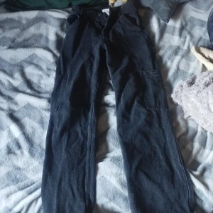 Svarta jean - Fina jeans men används inte längre. Lite för långa för mig å pga det blev det en liten hål där nere men det kan man lätt klippa bort 