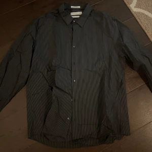 Calvin klein skjorta - Svartvit randig, vintage 