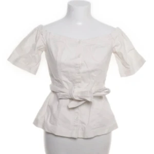 Beige/vit topp   - Säljer min söta topp från banana republic som tyvärr var för liten för mig. Den är i fint skick utan tecken på användning🥰Skulle säga att den är liten i strl så passar någon som är S-Xs.