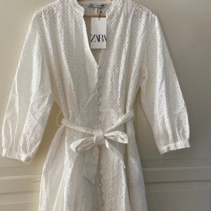 Sommarklänning från Zara - Helt oanvänd, med prislappen kvar.  Drömmig klänning till sommaren som passar till ALLA tillfällen !!! ⛅️⚡️💛  Passar S/M.