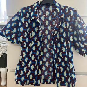 Figursydd skjorta - Mönstrad figursydd skjorta, använd 1-2 ggr , asbra skick och ej sett många med samma