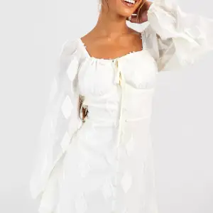 Säljer denna vita studentklänning frän Boohoo i storlek 36! Storleken är slutsåld på hemsidan. Aldrig använd och lappen är kvar! ❤️
