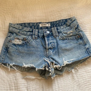 Lågmidjade shorts - Topp skick, använda 3 gånger förra året, säljer för att de blivit för små💗