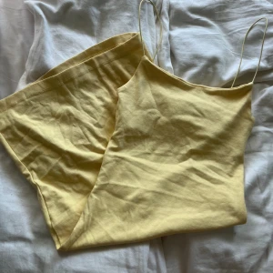gul kort klänning - jätte fin gul kort klänning från zara💓