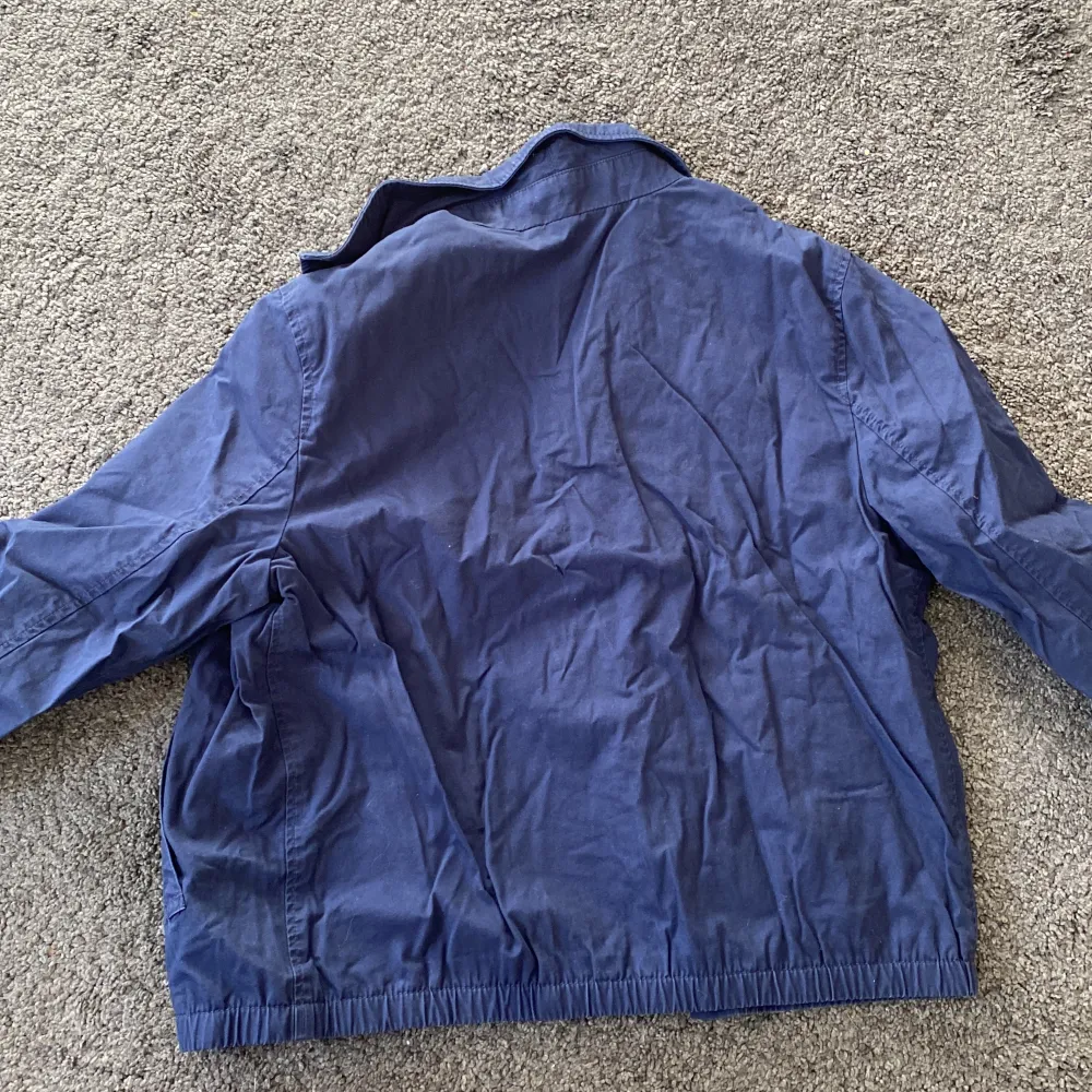 Säljer denna ralph lauren overshirt/ jacka med zip som blivit för liten. Finns inga defekter. Köpt för ca 2000 men säljer för 150.. Jackor.