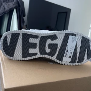 Skor Sneakers - Köpta för 1.200kr aldrig använda då dom ej passade mig och har köpt andra. De är i storlek 41 pris kan diskuteras 