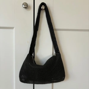 Väska - Säljer min glitterväska från bikbok få den aldrig kommit till användning 🥲