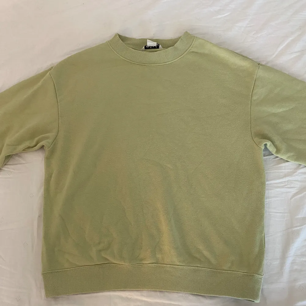 Fin tröja från Monki i storlek xxs💗 Använd 5 gånger typ men inga tecken på användning. Tröjor & Koftor.