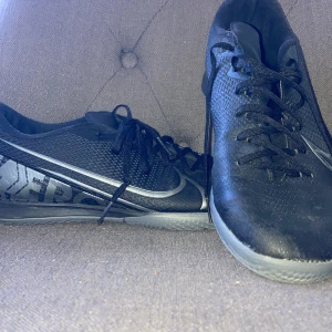 Fotbollskor / inomhusskor - Hyggligt snygga inomhus idrottsskor/ futsal Hyfsat bra skick Storlek 43 men passar 42  Frakten ska köparen betala 