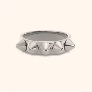 säljer denna väldigt fina edblad ringen i silver som är i storlek medium/17,5 kontakta mig för fler bilder. Har använt den ett fåtal gånger innan så i hyfsat bra skick💞