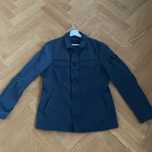 Peuterey vind jacka  - Mycket bra skick på jackan. Används Max 10 gånger. Ny pris kostar jackan 5300 kr men säljs för 2500 kr pris kan diskuteras vid snabb affär