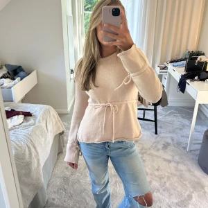 Stickad tröja med knytning - Superfin stickad tröja med knytning, man kan reglera smörerna som man vill 